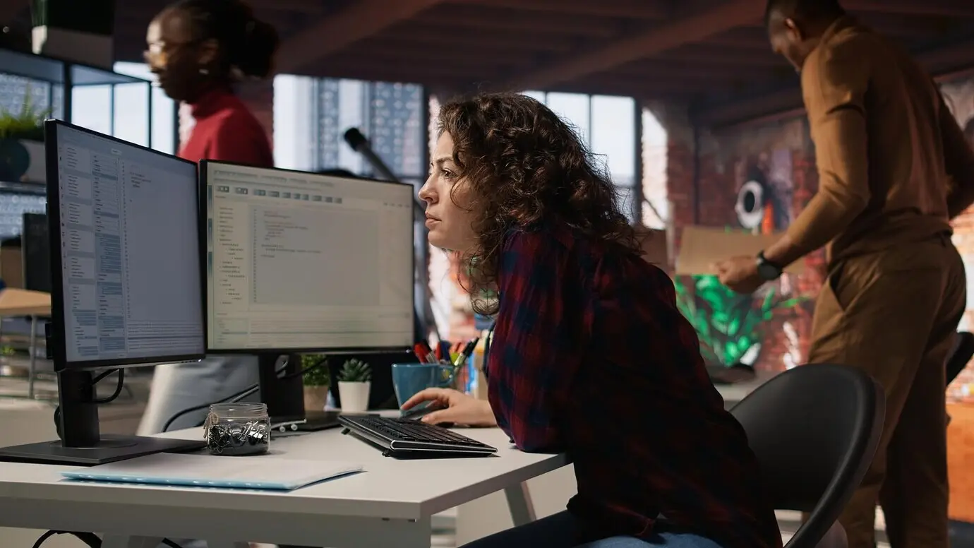 Cybersicherheitsexperte eines Start-ups sucht nach Schwachstellen in der Unternehmenssicherheit.